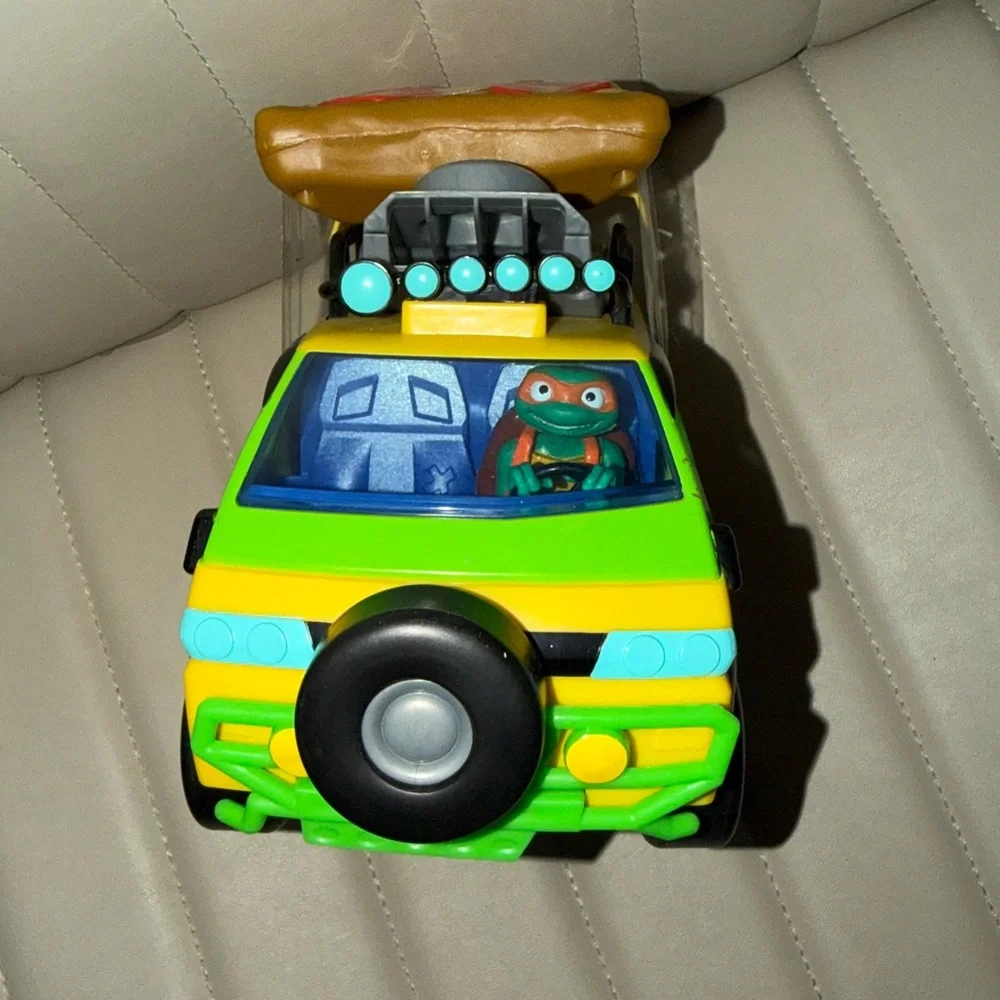 Ninja Turtles Toy Van with Pizza Top (as is) needs batteries remote pizza